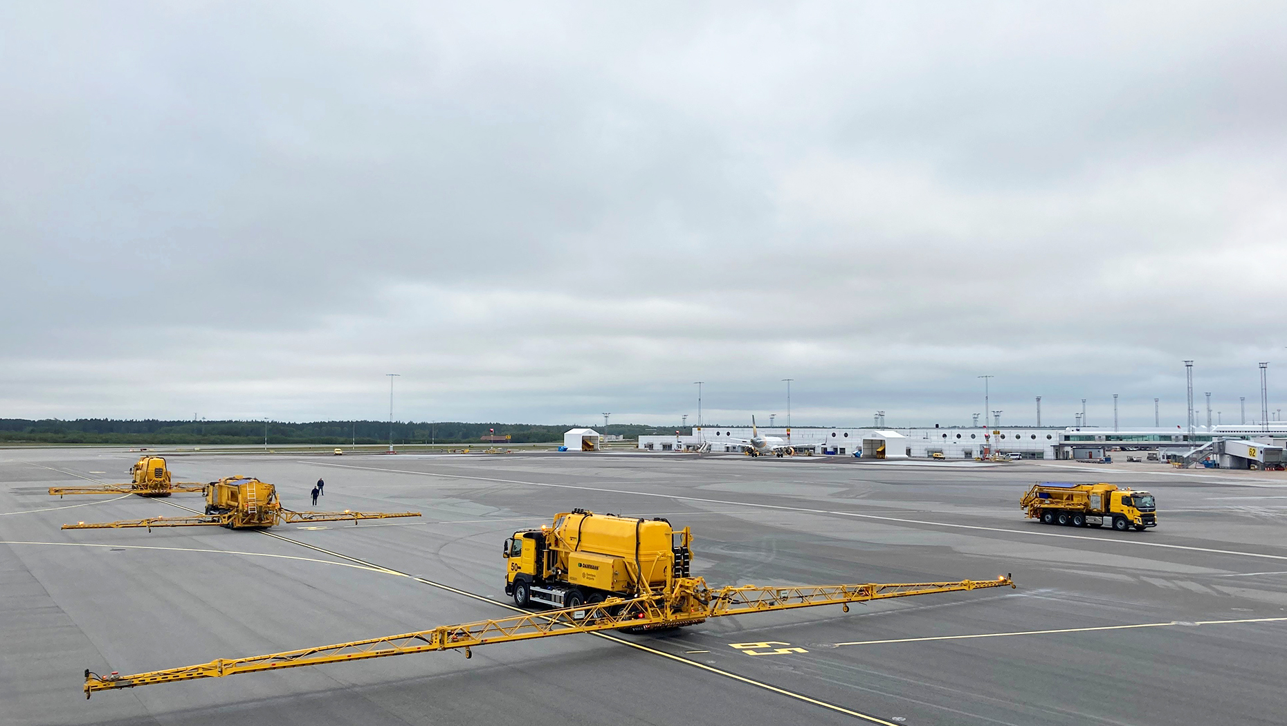 Några av Swedavias nya Volvo FMX tridem 8x4.