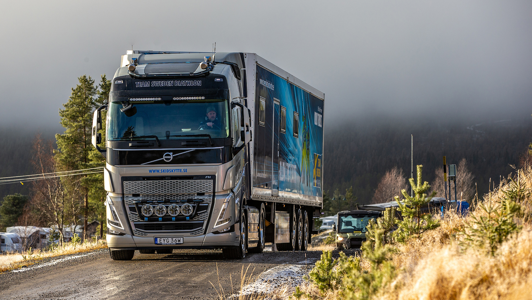 Skidskyttelandslagets nya Volvo FH med I-save.