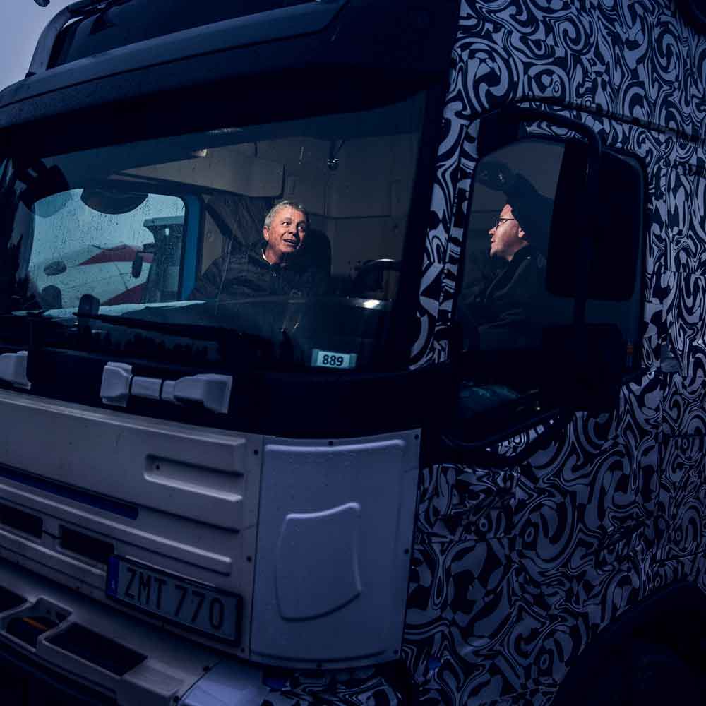 Volvoåterförsäljare Eric Åström pratar med Joakim Eriksson
