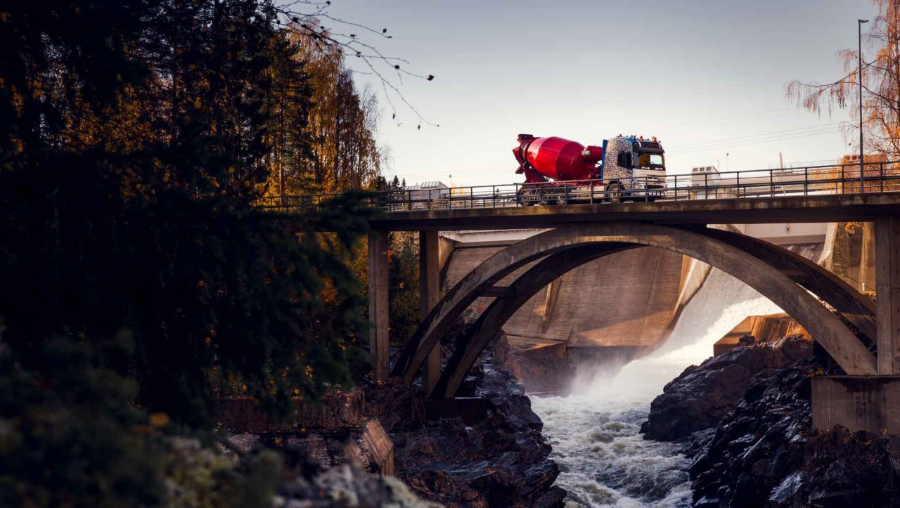 Volvo FMX kör över en flod på en bro